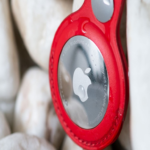 El AirTag se destacaba ya como uno de los localizadores más eficaces. La versión filtrada recientemente por Apple lo posicionará en un nivel superior de rendimiento. El AirTag se destacaba ya como uno de los localizadores más eficaces. La versión filtrada recientemente por Apple lo posicionará en un nivel superior de rendimiento.