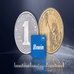 Aunque aparenta ser una tarjeta MicroSD, se trata del innovador Mini SSD, que resulta más compacto que una moneda de euro.