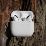 La función de traducción en tiempo real de los AirPods ya se encuentra disponible en la Unión Europea.