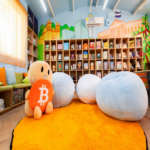 De esta forma, El Salvador moderniza 500 aulas con el propósito de impartir educación sobre Bitcoin. De esta forma, El Salvador moderniza 500 aulas con el propósito de impartir educación sobre Bitcoin.