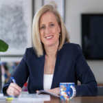 Los roles de oficiales jefes de inteligencia artificial a nivel federal se asignarán a personal existente del APS. Los roles de oficiales jefes de inteligencia artificial a nivel federal se asignarán a personal existente del APS.