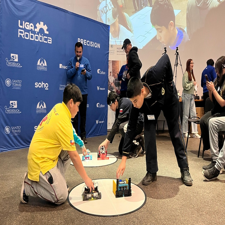 El equipo Dragones del Liceo Bicentenario Hermanos Sotomayor Baeza encabeza la final nacional de robótica. El equipo Dragones del Liceo Bicentenario Hermanos Sotomayor Baeza encabeza la final nacional de robótica.