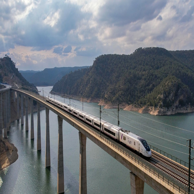 Telefónica extiende y actualiza el contrato de mantenimiento del servicio de cardioprotección de Renfe hasta 2027. Telefónica extiende y actualiza el contrato de mantenimiento del servicio de cardioprotección de Renfe hasta 2027.