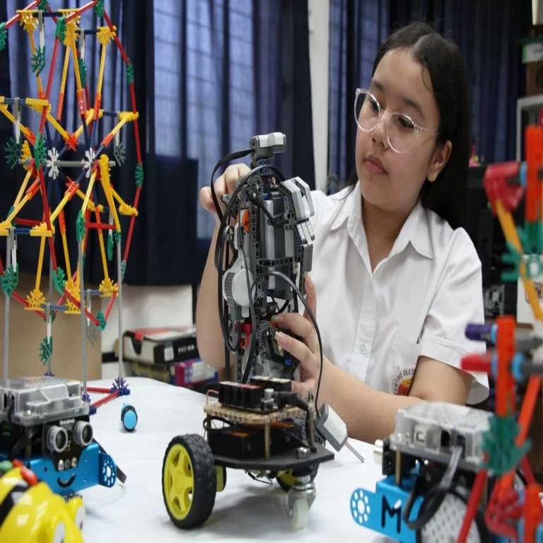 En Venezuela, los estudiantes de la UNETRANS disponen de un laboratorio de electrónica moderno y equipado. En Venezuela, los estudiantes de la UNETRANS disponen de un laboratorio de electrónica moderno y equipado.