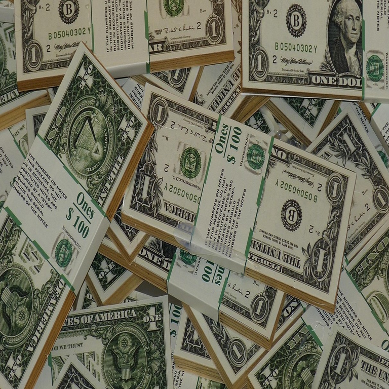 Autoridades confiscan un millón de dólares falsificados en Colombia.