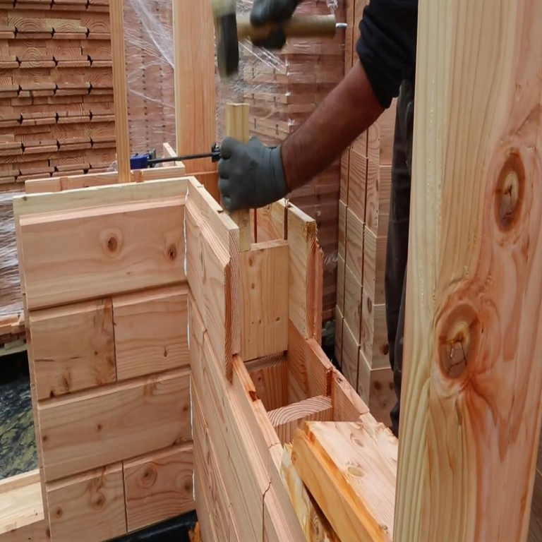 El ladrillo de madera que simplifica la edificación para los albañiles: proporciona aislamiento térmico contra el frío y se ensambla con facilidad similar a un Lego.