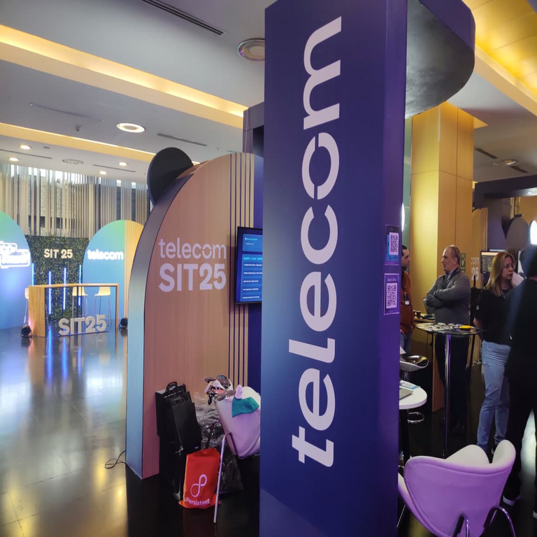 Telecom Argentina informa la renuncia de su director financiero, Gabriel Blasi.