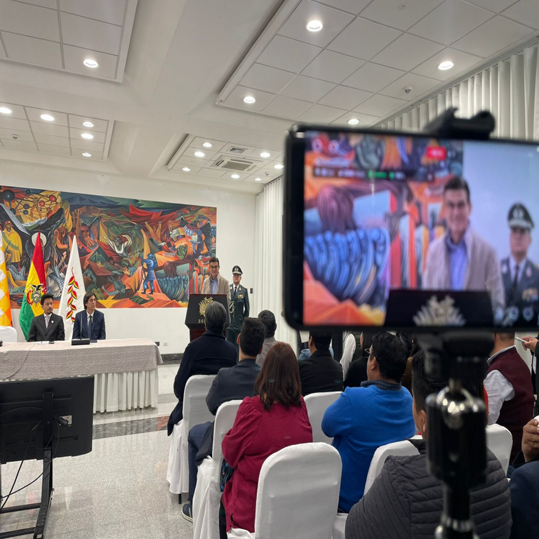 En Bolivia, el Gobierno administra 17.000 becas en colaboración con IBM, Google y Amazon.