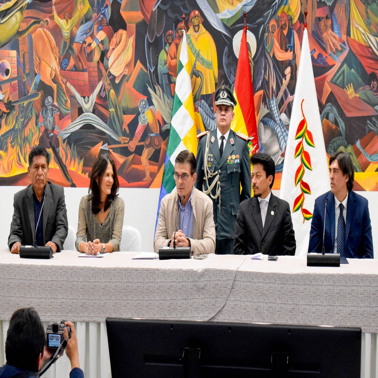 Bolivia aprueba el uso de satélites en órbita terrestre baja y facilita la entrada de Starlink, OneWeb y Amazon.