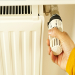 Cinco estrategias eficaces para reducir el consumo en calefacción durante el invierno.