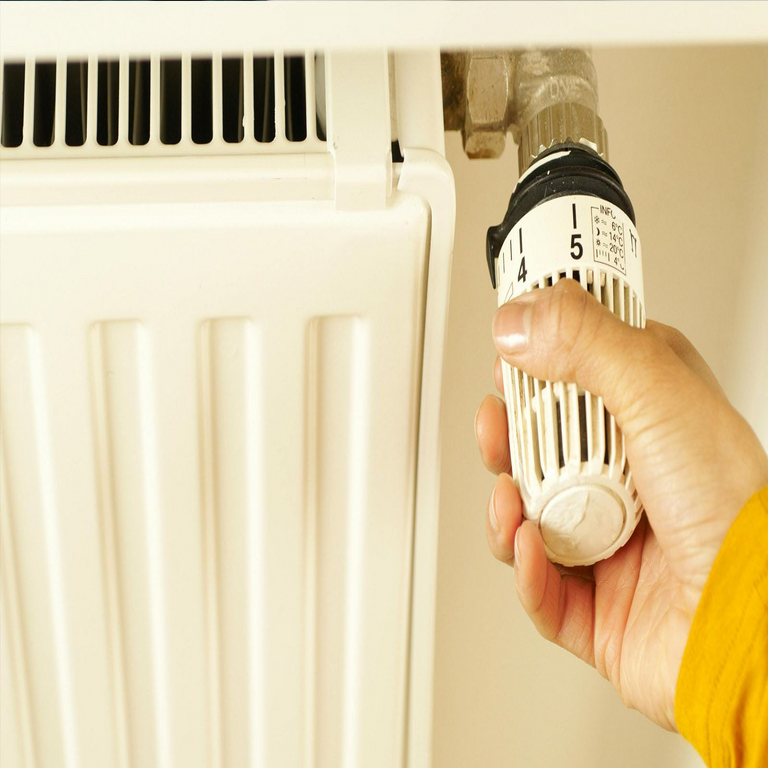 Cinco estrategias eficaces para reducir el consumo en calefacción durante el invierno.