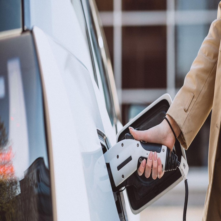 Fin de los automóviles de gasolina: la innovación que se compromete a disminuir en un 60% los tiempos de recarga de los vehículos eléctricos.