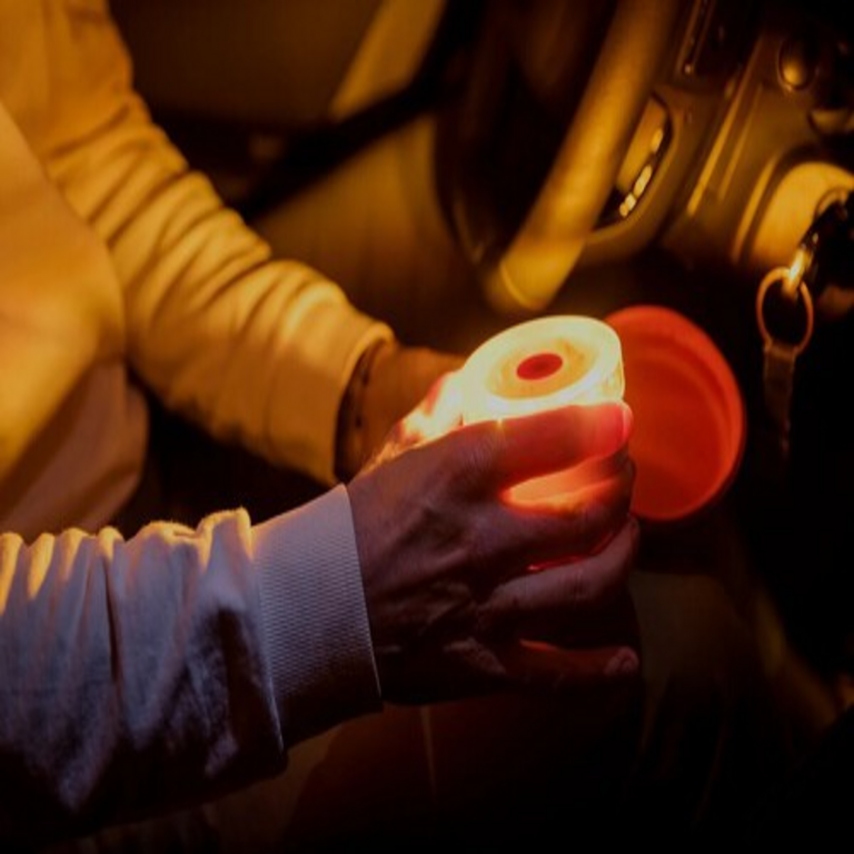 Desde el 1 de enero, es obligatorio equipar el vehículo con una baliza V16. Todas ellas cuentan con homologación oficial y se entregarán de manera puntual.