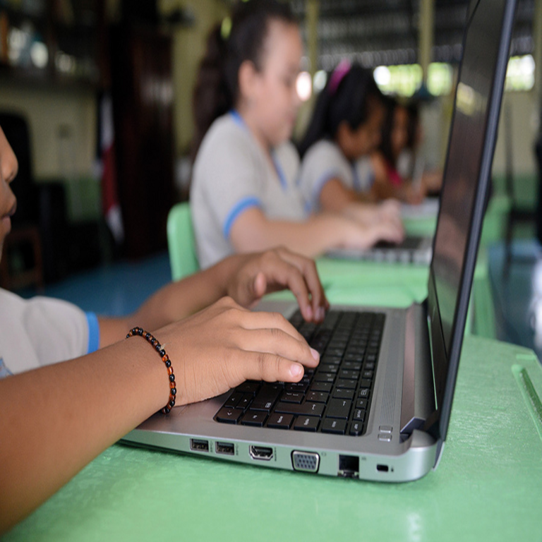 En Costa Rica, un informe destaca significativas disparidades entre personas de bajos y altos ingresos en el acceso a la tecnología.