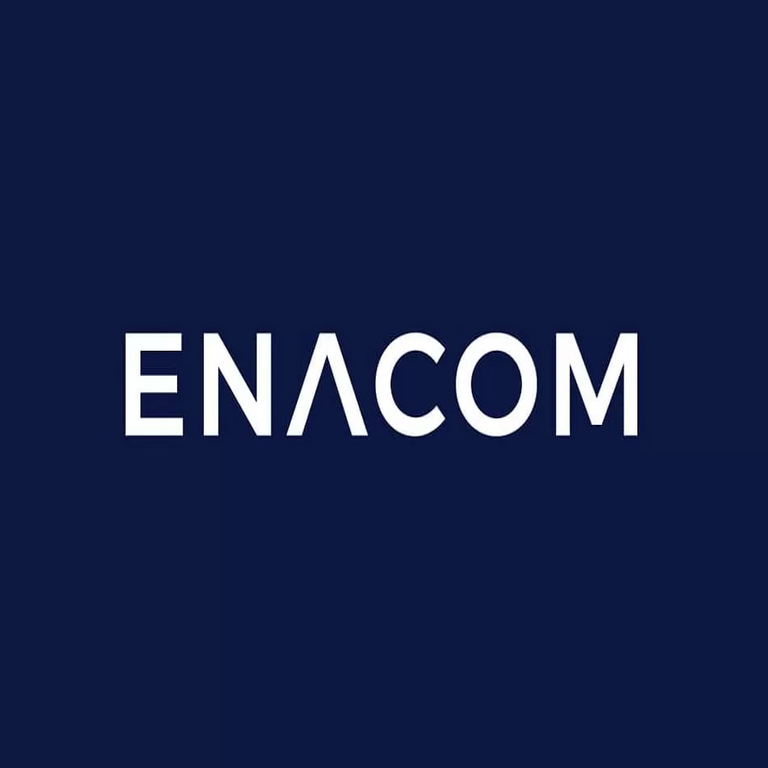 Enacom Argentina suspende 16 programas y diversas convocatorias tras la implementación del nuevo Reglamento de Servicio Universal.