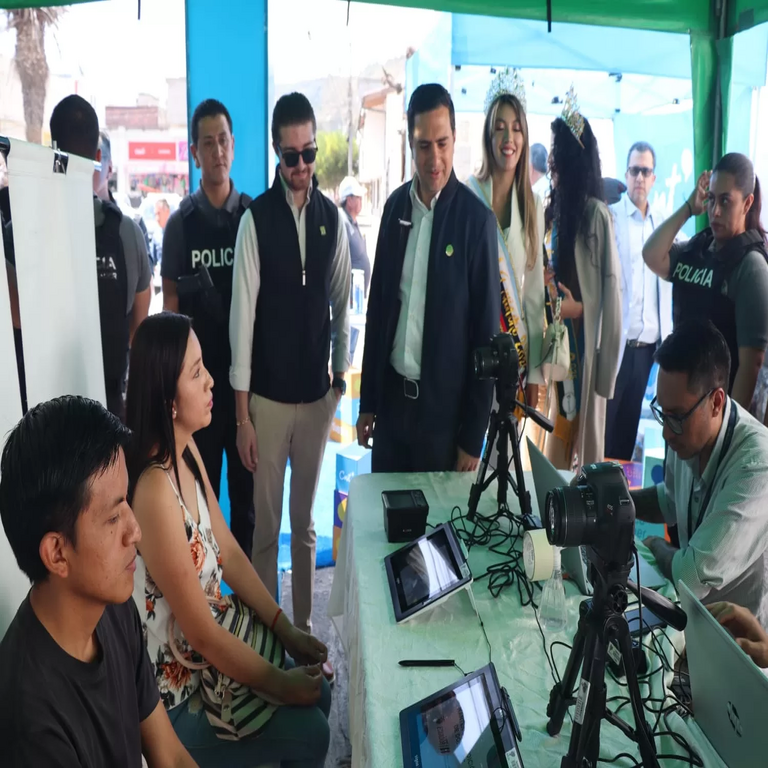 En Ecuador, el ministro Roberto Kury inspecciona los servicios del Registro Civil en Salinas e informa sobre la ampliación de jornadas para la emisión de cédulas y pasaportes.