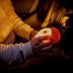 A partir de hoy, las balizas V-16 conectadas se vuelven obligatorias en España: aspectos esenciales a considerar entre controversias y dudas sobre la normativa.