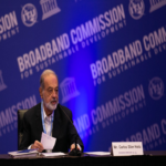 En México: El momento en que Slim estuvo a punto de ceder el liderazgo en ventas de smartphones a Walmart.