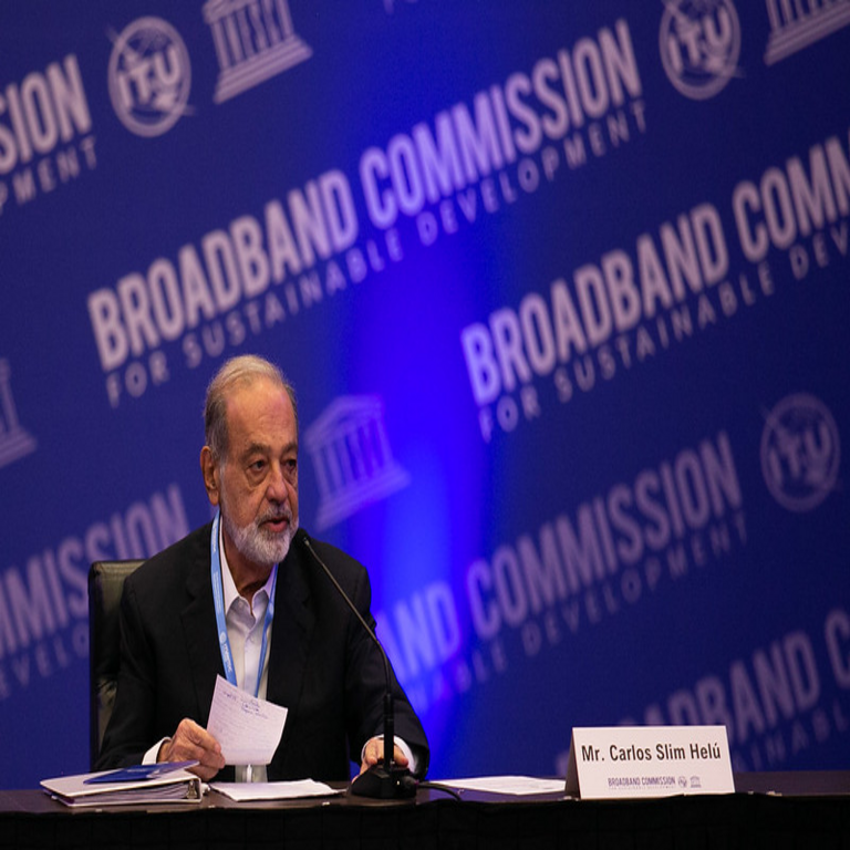 En México: El momento en que Slim estuvo a punto de ceder el liderazgo en ventas de smartphones a Walmart.