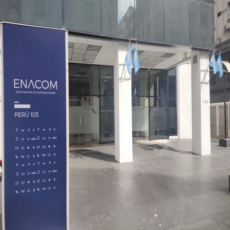 Se prorroga por un año adicional la intervención del regulador Enacom en Argentina.