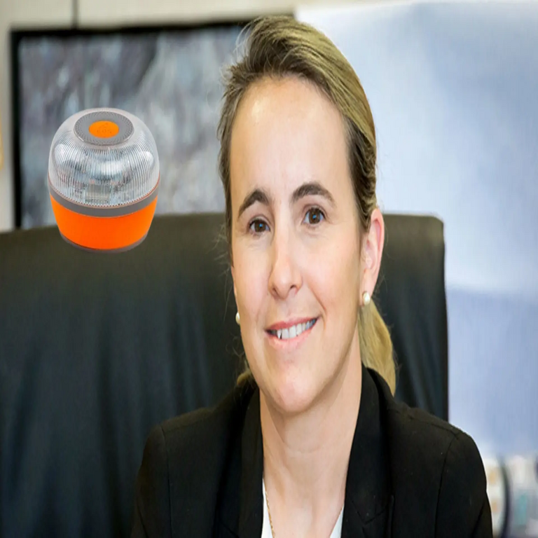 Ana Blanco, subdirectora de la DGT, desmiente uno de los mitos asociados a la baliza V16 al afirmar que no establece contacto con los servicios de emergencia ni con la asistencia en carretera. Ana Blanco, subdirectora de la DGT, desmiente uno de los mitos asociados a la baliza V16 al afirmar que no establece contacto con los servicios de emergencia ni con la asistencia en carretera.