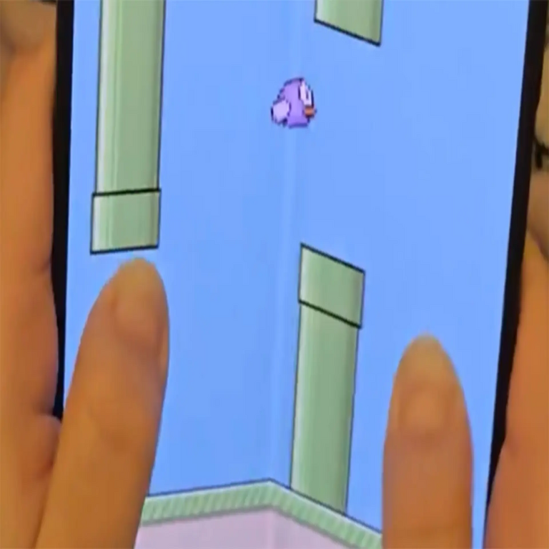 Este clon de Flappy Bird podría comprometer la integridad de la bisagra en tu costoso teléfono móvil plegable. Este clon de Flappy Bird podría comprometer la integridad de la bisagra en tu costoso teléfono móvil plegable.