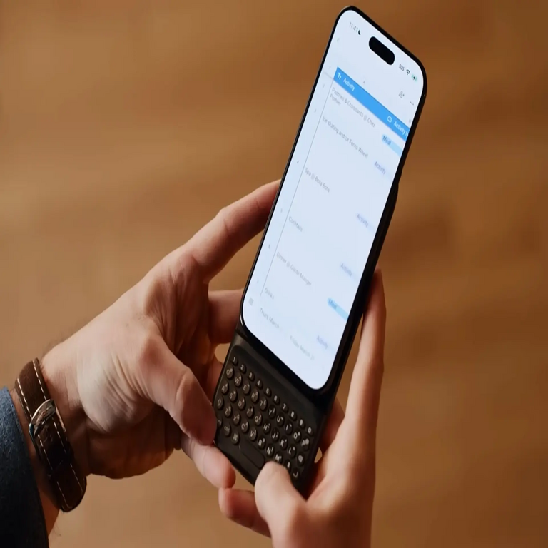 Esta batería para dispositivos móviles incorpora una característica inesperada y altamente práctica: un teclado físico integrado.