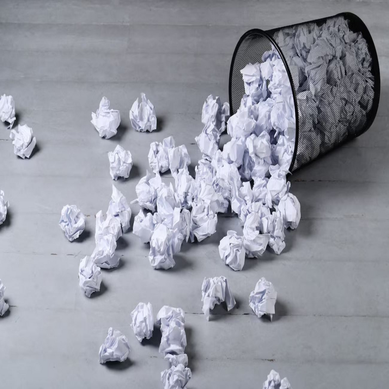 El síndrome de necrosis digital: Cómo el exceso de conocimientos e ideas genera parálisis creativa en el autor ante la página en blanco.