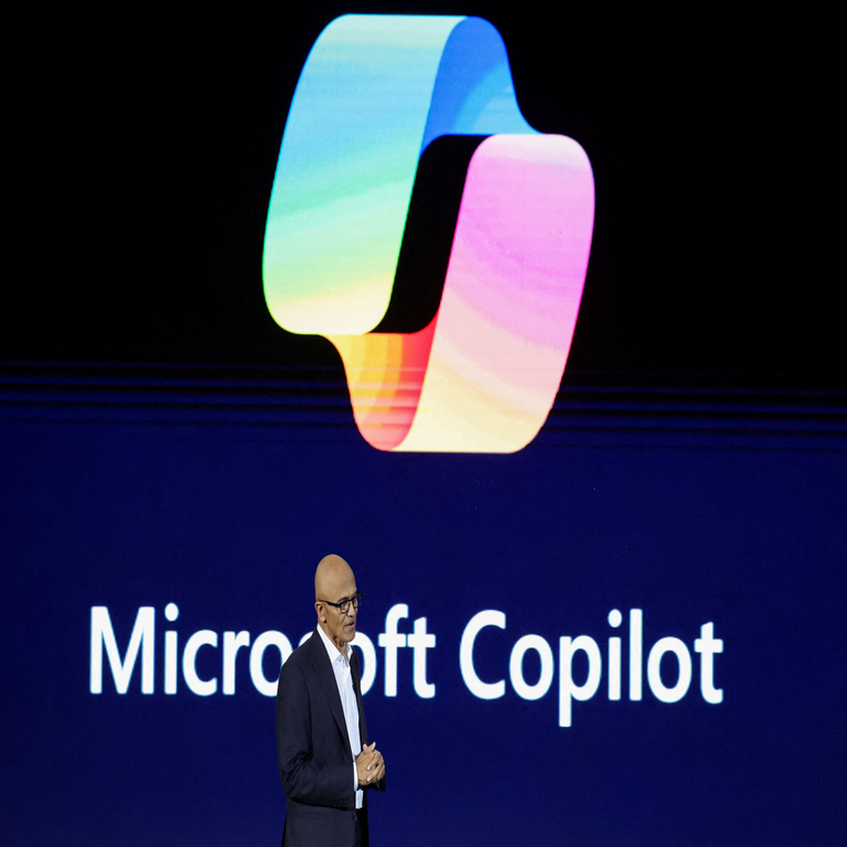 Satya Nadella, director ejecutivo de Microsoft, considera que se debe abandonar el lenguaje vulgar al referirse a la inteligencia artificial y priorizar su desarrollo.