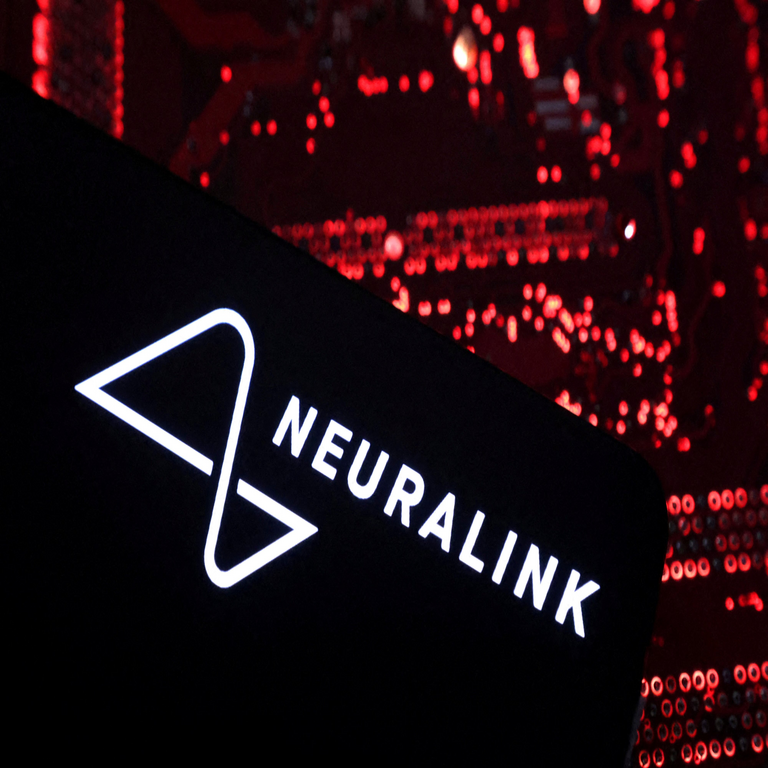 Neuralink planea escalar la producción de implantes cerebrales a gran volumen para el año 2026.