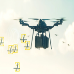 En un video se demuestra cómo el sistema Leonidas neutraliza simultáneamente 49 drones mediante el empleo de microondas, posicionándolo como el arma antidrones definitiva.