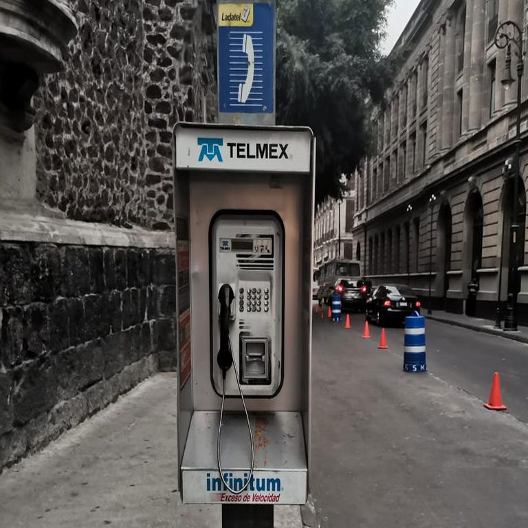 En México, Telmex se ve impedida de eliminar las cabinas telefónicas públicas que operaban mediante tarjetas.