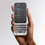 Aún persisten esfuerzos por revivir el teclado físico y el conector jack: así es el smartphone que los reintroduce con un estilo reminiscent de BlackBerry.