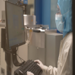 Convierten diminutas partículas de luz en progresos tecnológicos aplicados a telecomunicaciones, ciberseguridad o salud.