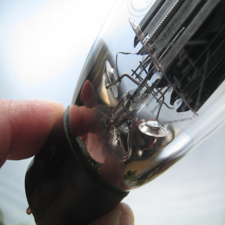 Getter electrovacúum, desgasificación y absorción de gases en dispositivos electrovacúum.