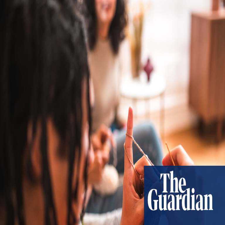 El ascenso de la bolsa analógica: la respuesta de la moda al doomscrolling