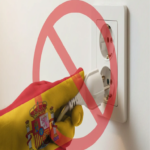 España confirma la eliminación permanente de los enchufes convencionales, introduciendo nuevos sistemas de enchufes eléctricos instalables en cualquier posición sin requerir intervenciones constructivas.