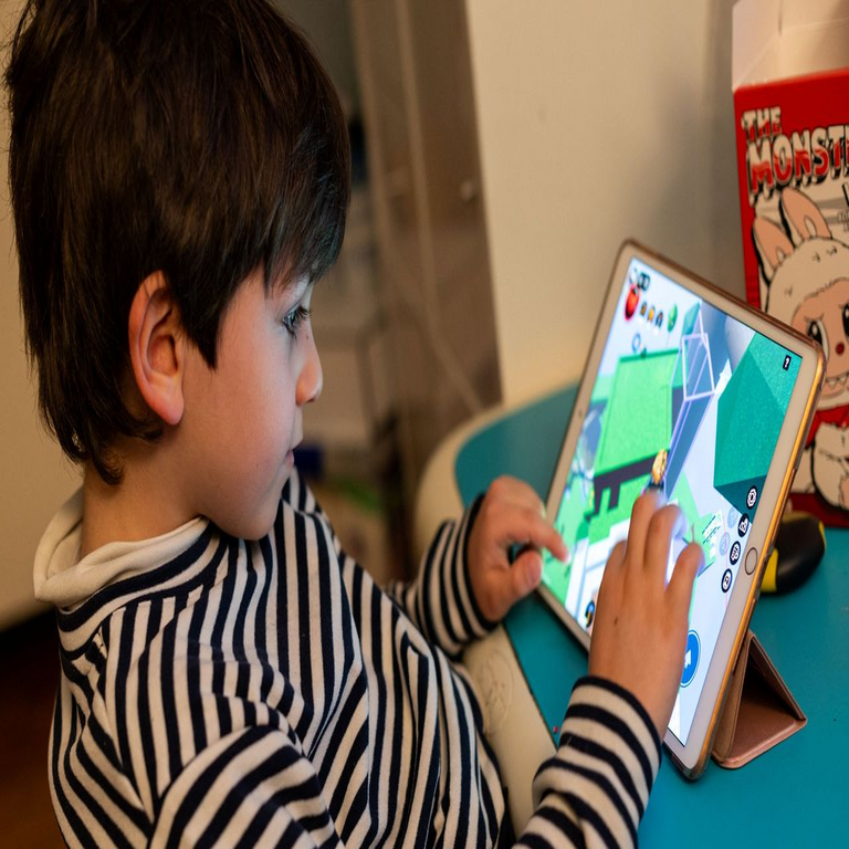 Roblox establece verificación obligatoria de edad a escala global en respuesta a denuncias de abuso infantil.