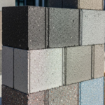 Bloques de plástico reciclado como alternativa sostenible al concreto en áreas vulnerables a inundaciones.