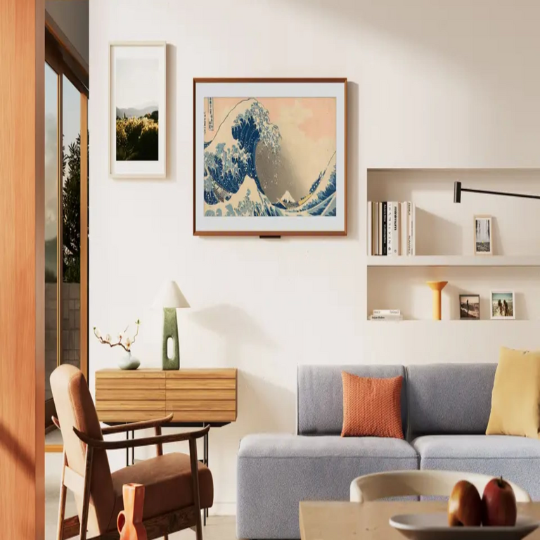 Descripción de la innovadora televisión que incorpora inteligencia artificial para transformarse en una obra de arte y embellecer el entorno doméstico.