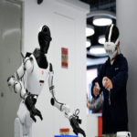 De esta forma aspira China a liderar la carrera de la robótica: mediante centros donde operarios humanos instruyen a los robots en diversas tareas.