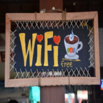 ¿Pueden terceros visualizar las actividades que realizas en una red WiFi pública?