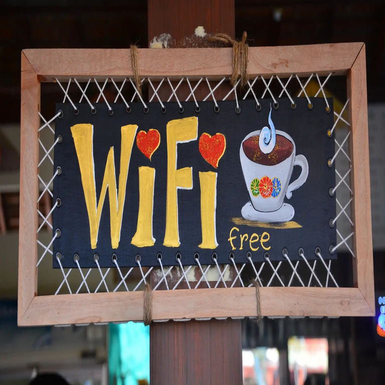 ¿Pueden terceros visualizar las actividades que realizas en una red WiFi pública?