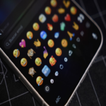 Un meteorito, un faro y un pepinillo: la relación de emojis venideros para iOS resulta tan peculiar como indispensable en nuestras comunicaciones digitales.