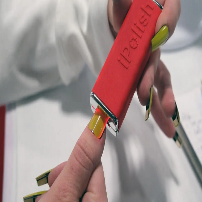 Despídase de los elevados costos en manicura: iPholish presenta uñas inteligentes que modifican su color al cargarlas.