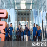 Según Counterpoint, Apple lideró en envíos de smartphones durante 2025, mientras Samsung descendió al segundo lugar.