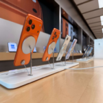 Apple se consolida como líder mundial en 2025, un año definido por el auge de la inteligencia artificial, proclamando su victoria en la pugna por el dominio global.