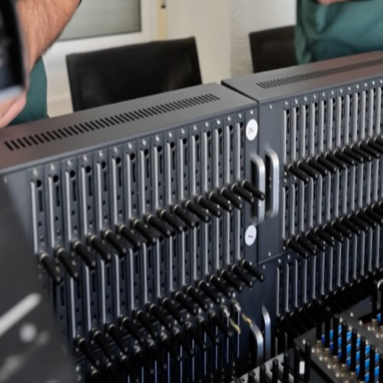 Una sola persona en Barcelona genera 2,5 millones de mensajes SMS diarios: las granjas de dispositivos móviles que operan en España para cometer fraudes.