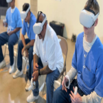 Reclusos en Estados Unidos utilizan gafas de realidad virtual para capacitarse en entrevistas de empleo.