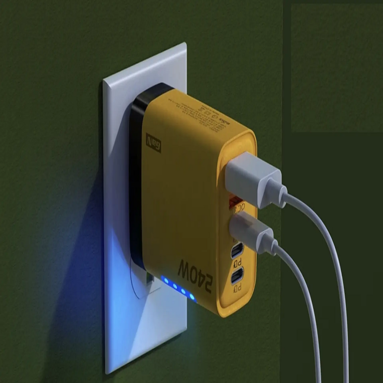 Este cargador USB-C con cinco puertos permite la carga simultánea de todos tus dispositivos sin demandar espacio adicional.